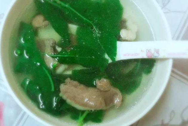 豬心1枚，枸杞芽250克，蔥白、豆豉各適量。