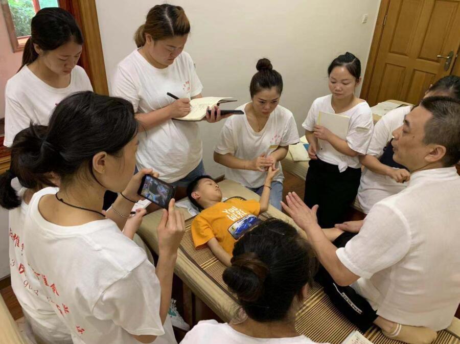誰知道重慶本地比較靠譜的小兒推拿培訓班？
