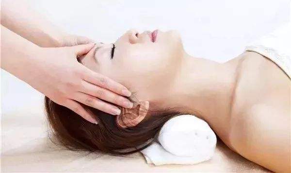 中醫(yī)推拿學(xué)校分享頭部按摩4大技巧