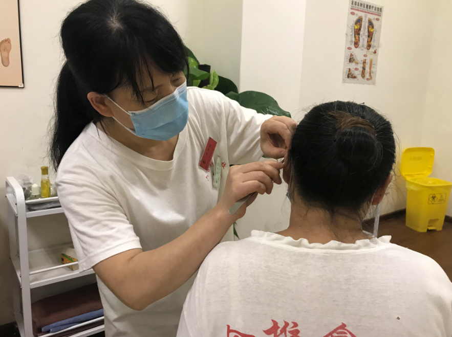貼耳穴可以治療便秘？聽聽重慶六合學(xué)校怎么說