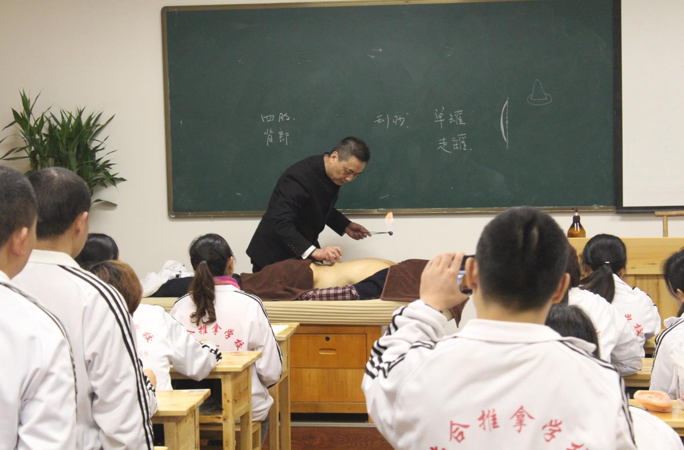 如果你想參加艾灸培訓拿證書，建議你選擇重慶六合學校