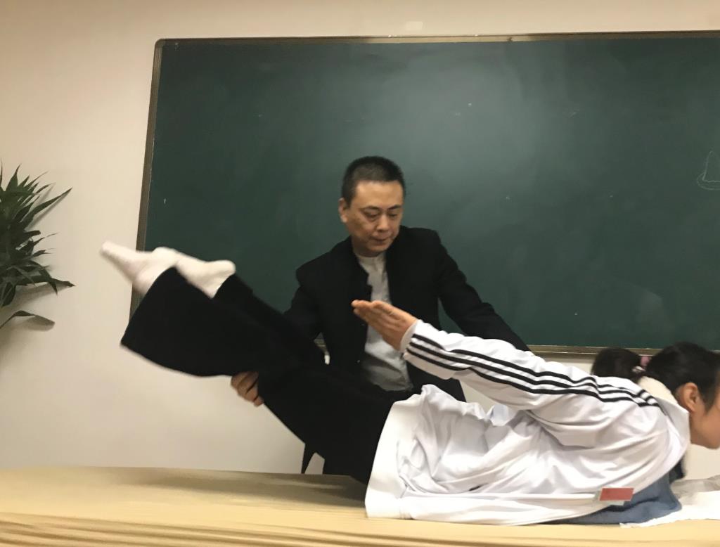 如果你想參加艾灸培訓拿證書，建議你選擇重慶六合學校