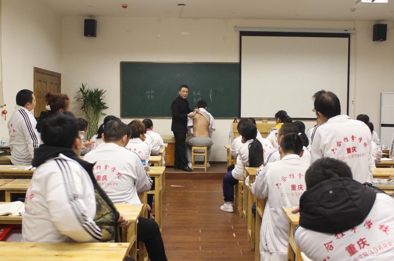 家庭艾灸如何做?中醫針灸推拿培訓學校分享艾灸保健方法