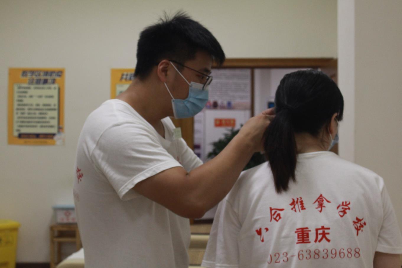 中醫推拿學校教大家按揉耳朵防病保健康