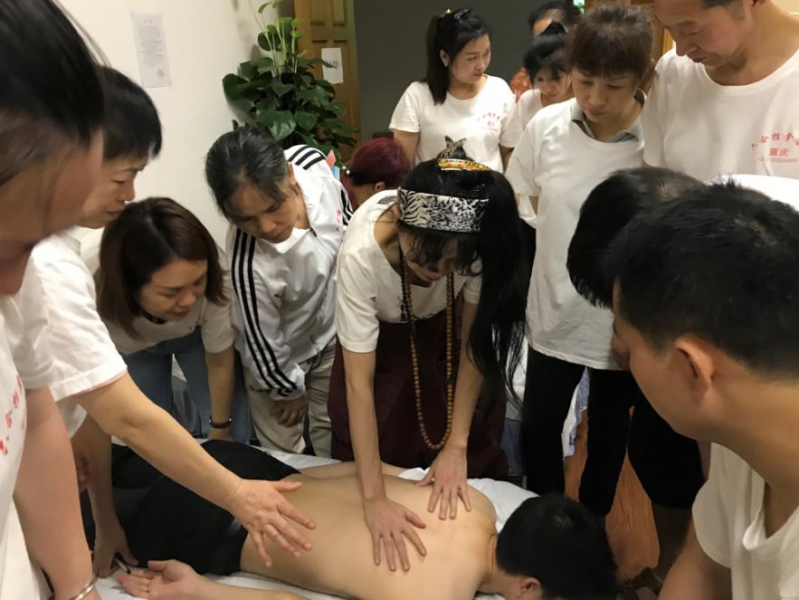 中醫推拿培訓學校分享5招背部推拿法