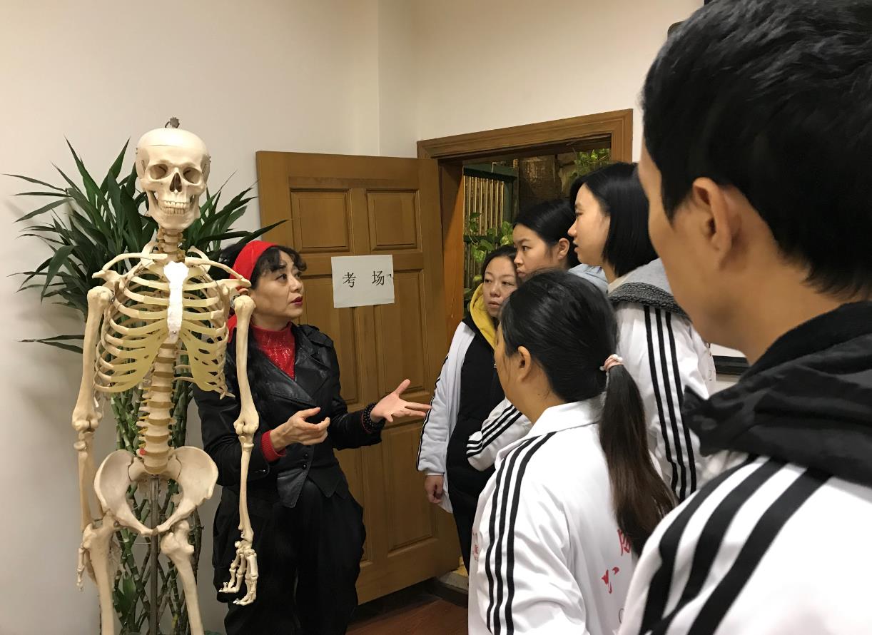 這種體態可不是S型身材，你需要骨盆矯正恢復身型和儀態