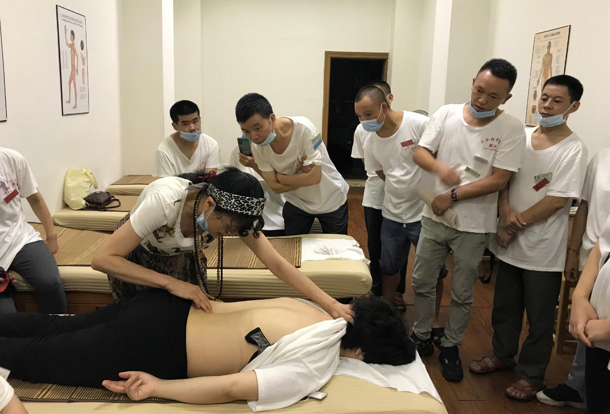 女友“痛經”時，學這套推拿手法吧，別再叫她“多喝熱水”啦!