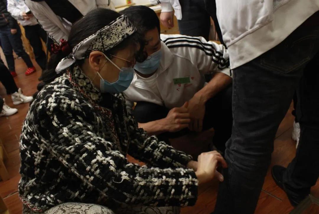 中醫推拿怎么通過按摩緩解小腿抽筋？
