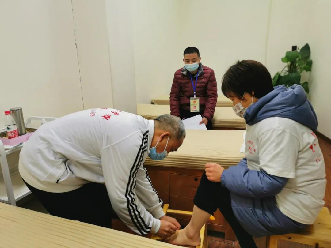 中醫推拿怎么通過按摩緩解小腿抽筋？