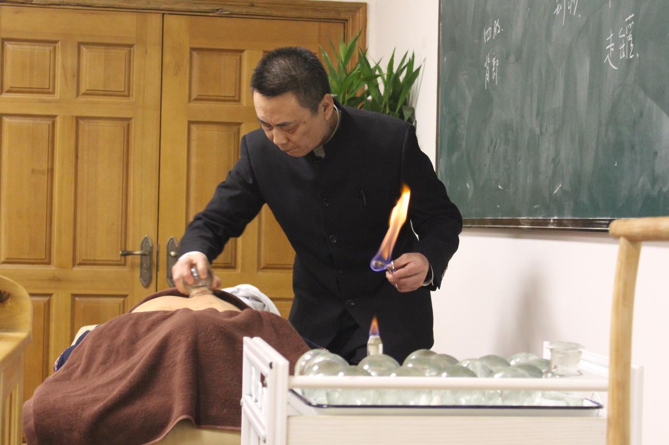 中醫(yī)拔罐有哪些好處，你適合拔罐嗎？