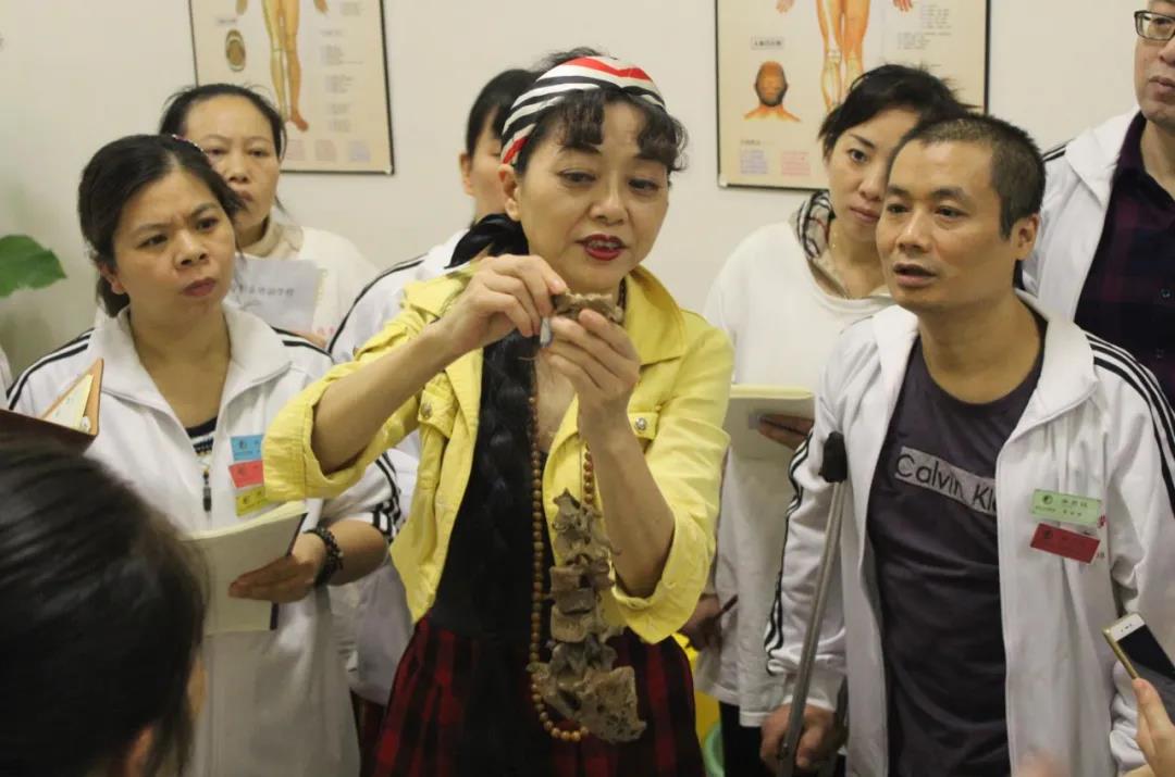 想學針灸推拿怕找不到好學校？重慶六合學校了解一下