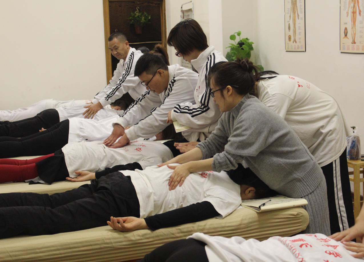 腰部酸痛是怎么回事？中醫推拿可以治療嗎？