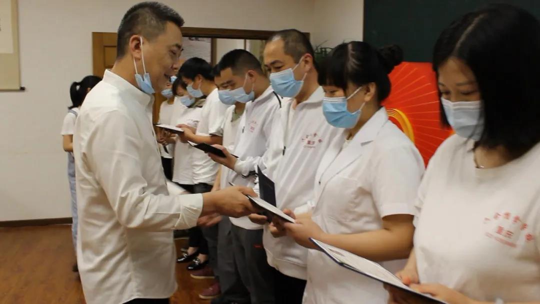 領證啦！新老學員齊聚六合學校結業典禮！