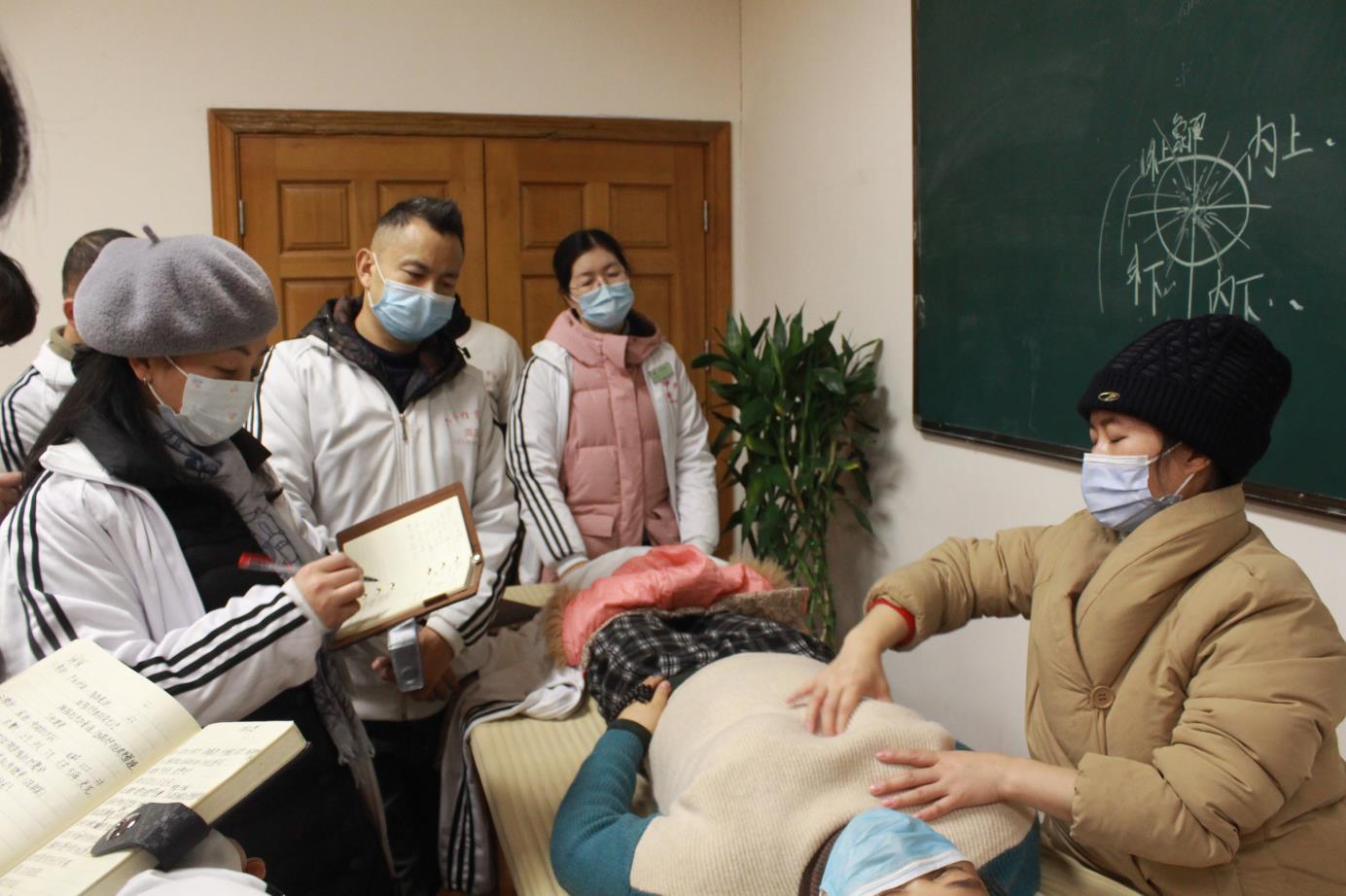 催乳師和小兒推拿這個兩個職業(yè)怎么樣？