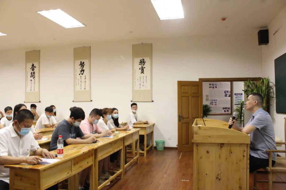 重慶六合學(xué)?！扒锛鹃_學(xué)第一課”暨主題黨日活動