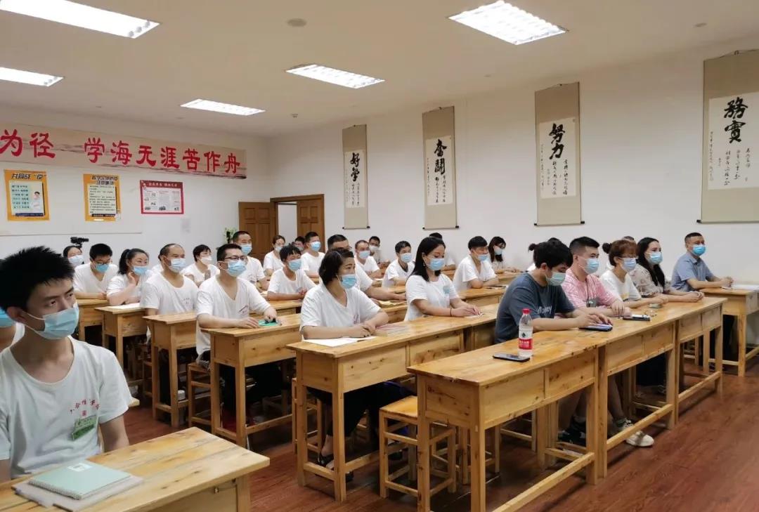 重慶六合學(xué)?！扒锛鹃_學(xué)第一課”暨主題黨日活動