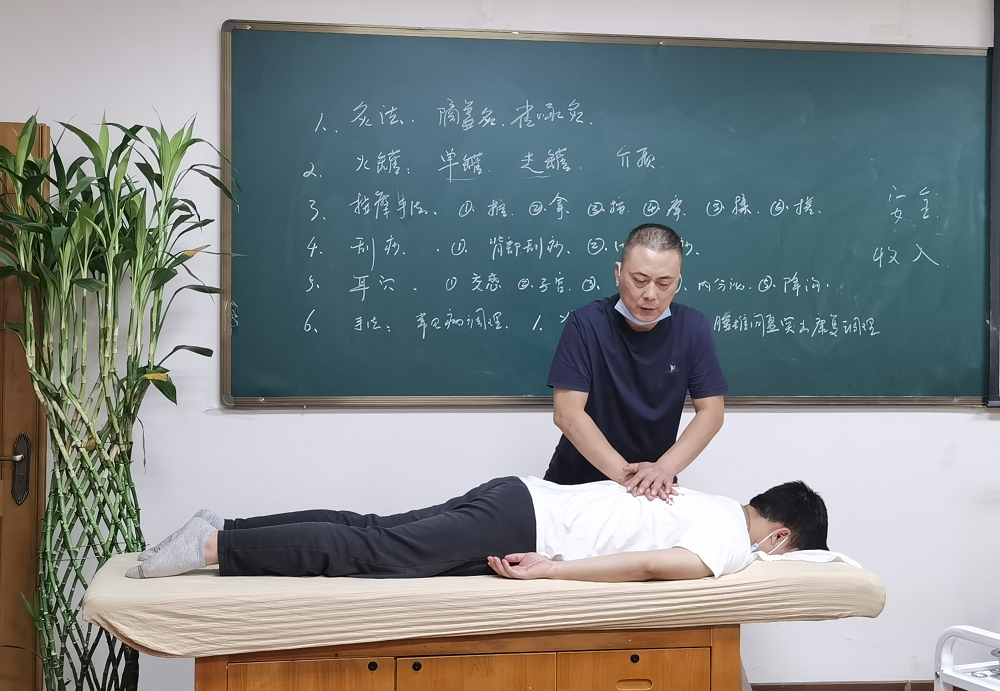 重慶針灸推拿培訓學校怎么選？六合學校怎么樣？