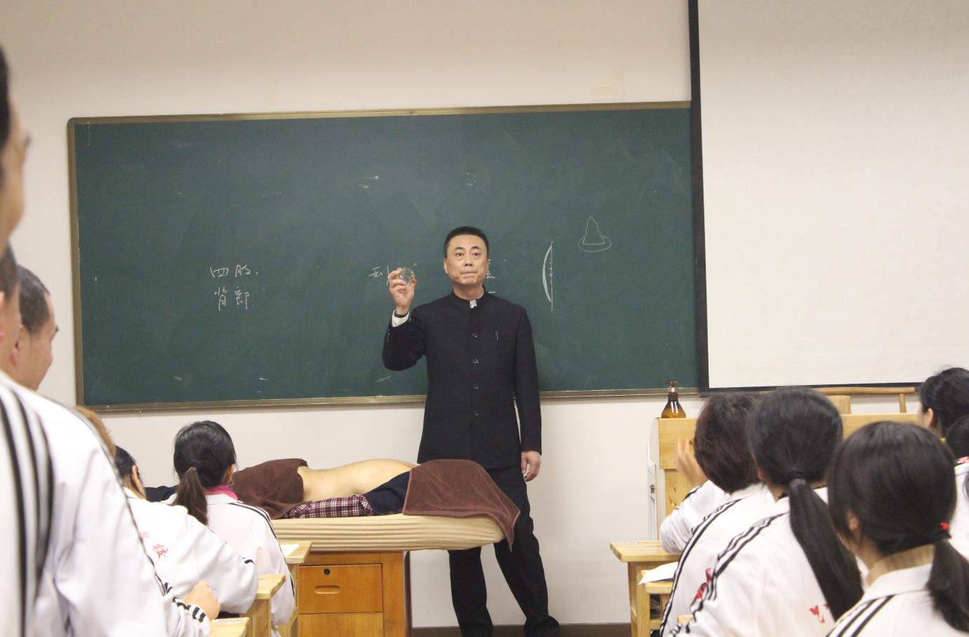 哪類人群容易被濕邪所困？體內濕氣大有5個信號